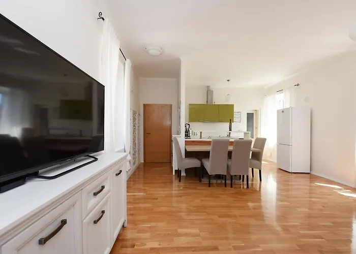 Karuzz Heated Jacuzzi Apartman Zára